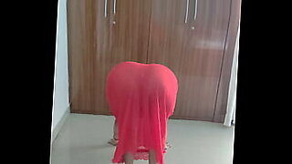 Sonam melakukan yoga dan menjadi nakal.
