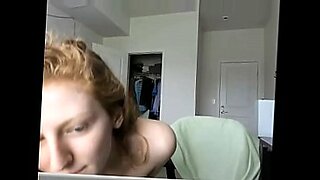 Rambut merah di cam, tua tapi liar.