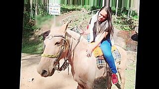 Un famé renede xxxx et brosses avec le chevale net